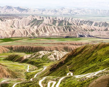 Kırgızistan 'da Kazarman yakınlarında güzel dağlar