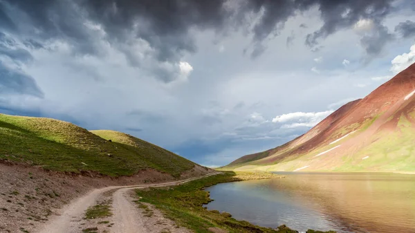 Hermosa Vista Del Lago Tulpar Kul Kirguistán Durante Tormenta — Foto de Stock