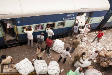 NEW DELHI, INDIA - CIRCA EPTEMBER 2013: Yeni Delhi 'deki tren istasyonundaki platformlardan biri Eylül 2013 dolaylarında,.