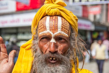 KATHMANDU, NEPAL - CIRCA Kasım 2013 'te Katmandu sokaklarında Sadhu.