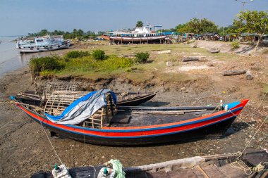DIAMOND HARBour, INDIA - CIRCA NOVEMBER 2013: Diamond Harbour Limanı Kasım 2013.