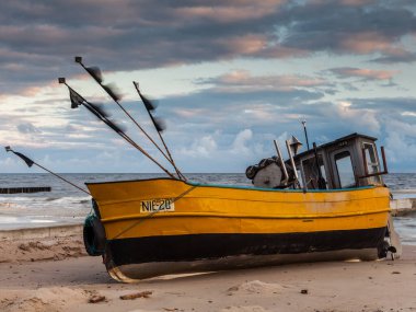 Niechorz sahilinde bir balıkçı teknesi.