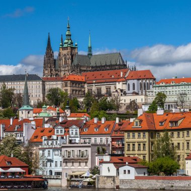PRAG, CZECH REPUBLIC - CIRCA MAYIS 2017: Prag tarihi merkezi ile Prag kalesi Mayıs 2017.