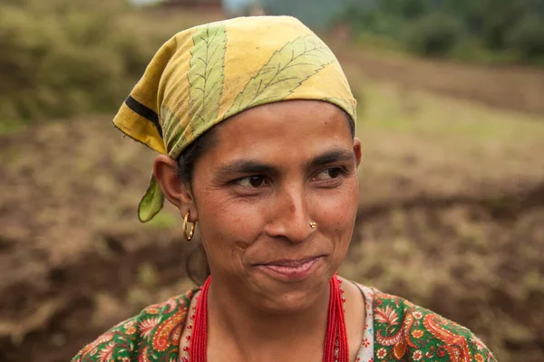 JUNBESI, NEPAL - CIRCA ECTOBER 2013: Nepalli kadın Ekim 2013 'te Junbesi' de.