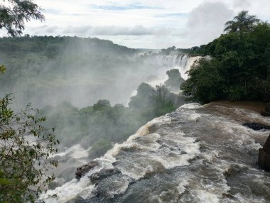 Iguaz Ulusal Parkı 'nın şelalelerinin manzarası.