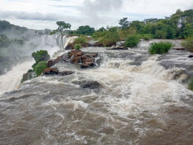 Iguaz Ulusal Parkı 'nın şelalelerinin manzarası.