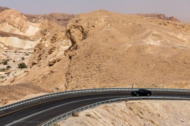NAGEV, ISRAEL - CIRCA MAYIS 2018: Nagev Çölü boyunca yol manzarası Mayıs 2018.