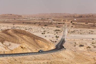 NAGEV, ISRAEL - CIRCA MAYIS 2018: Nagev Çölü boyunca yol manzarası Mayıs 2018.