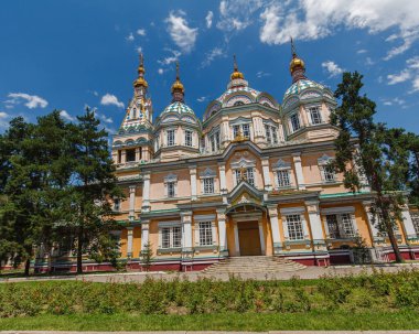 ALMATY, KAZAKHSTAN - CIRCA JUNE 2017: Zenkov Katedrali olarak da bilinen Yükseliş Katedrali, Almaty 'deki Panfilov Parkı' nda Haziran 2017 civarında yer alan bir Rus Ortodoks katedrali..