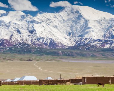 Sary-Mogul bölgesindeki Pamir dağlarının güzel manzarası