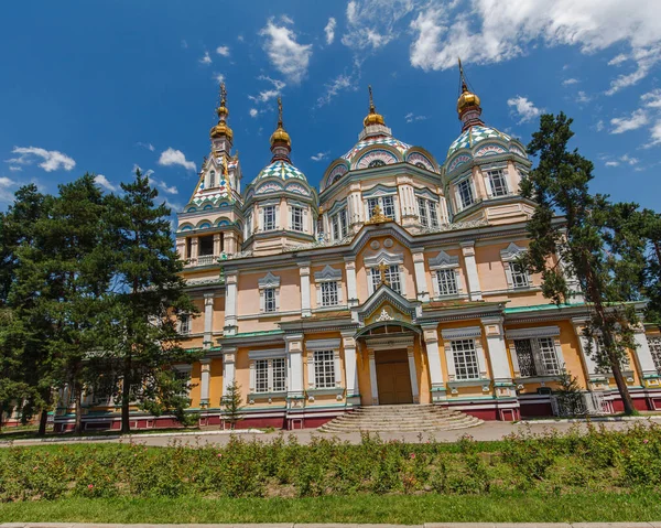 ALMATY, KAZAKHSTAN - CIRCA JUNE 2017: Zenkov Katedrali olarak da bilinen Yükseliş Katedrali, Almaty 'deki Panfilov Parkı' nda Haziran 2017 civarında yer alan bir Rus Ortodoks katedrali..