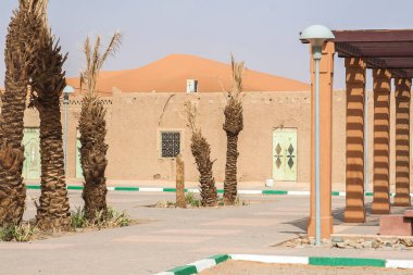 HASSILAED, MOROCCO - CIRCA EPTEMBER 2014: Merzouga yakınlarındaki Hassilabied köyünün manzarası, Erg Chebbi kum tepeleri Eylül 2014 'te Hassilabied' de.