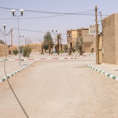 HASSILAED, MOROCCO - CIRCA EPTEMBER 2014: Merzouga yakınlarındaki Hassilabied köyünün manzarası, Erg Chebbi kum tepeleri Eylül 2014 'te Hassilabied' de.