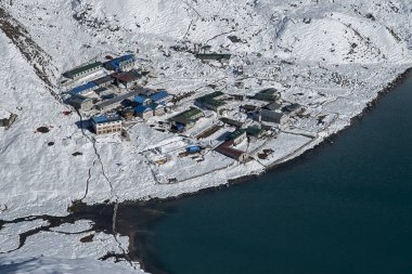 GOKYO, NEPAL - CIRCA ECTOBER 2013: Gokyo köyünün manzarası Ekim 2013 dolaylarında Gokyo 'da.