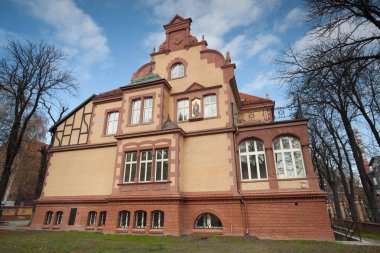 RUDA SLASKA, POLAND - CIRCA Kasım 2019: Willa Florianka - 20. yüzyılın başından itibaren Ruda Slaska 'da inşa edilen tarihi bir bina.