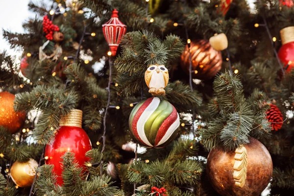 圣诞树上的圣诞装饰品和装饰品。圣诞及新年背景. — 图库照片