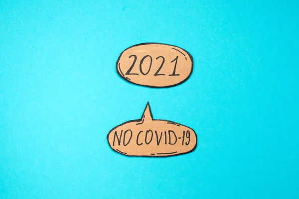 2021 nieuwjaarsverwachting, geen covid-19, coronavirus in het nieuwe jaar. Cartoon bubbels op blauwe achtergrond. — Stockfoto