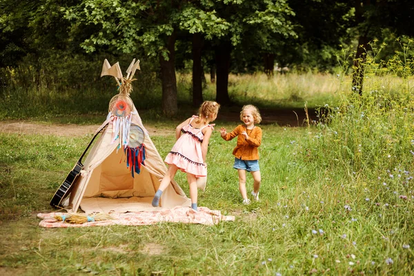 Funny Blonde Girls Playing Next Wigwam Forest Happy Kids Spending — Stock Photo, Image