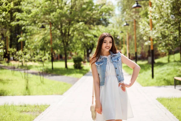 Porträt Einer Modischen Kaukasischen Frau Die Sommer Zeit Park Verbringt — Stockfoto