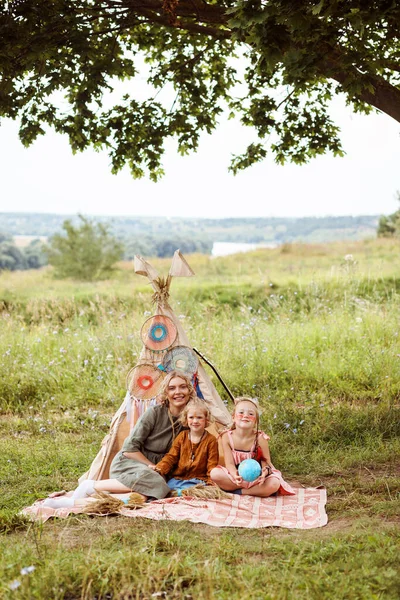 Mom Daughters Spending Time Outdoors Summer Sitting Next Wigwam Decoration — Stock Photo, Image