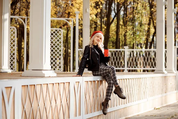 Stilvolle Frau verbringt im Herbst Zeit im Freien und trinkt Kaffee. — Stockfoto