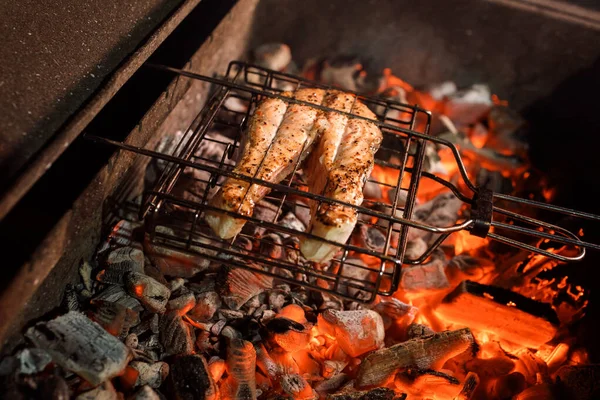 Chuť grilovaného lososa steak na grilu joint. — Stock fotografie