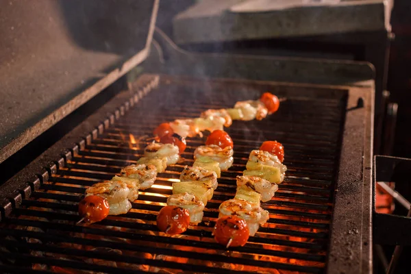 Kiraz domatesli karides şişleri ve barbekü mekanında ananas parçaları. — Stok fotoğraf