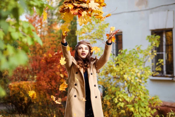 Schöne Mädchen Werfen Gelbe Blätter Verbringen Zeit Freien Der Herbstsaison — Stockfoto