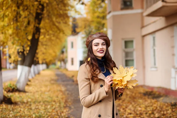 Schöne Brünette Frau Mit Braunem Lederbarett Beigem Mantel Und Einem — Stockfoto