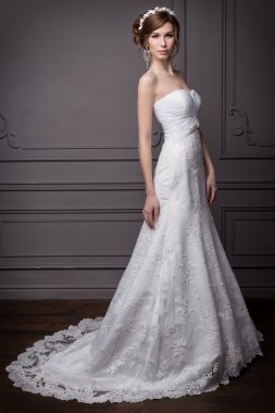 güzel tatlı nazik kız damat gelinlik bir çelenk ve çiçek stüdyoda saçında