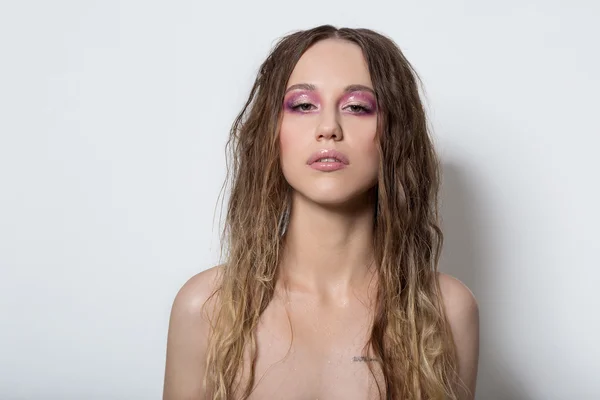 Retrato de moda de una hermosa y delicada joven linda con la piel limpia, radiante y suave maquillaje sobre un fondo blanco en el estudio con el pelo largo — Foto de Stock