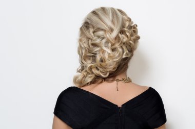 akşam makyaj ve saç modeli ile beyaz bir arka plan üzerinde uzun sarı saçları ile güzel seksi yetişkin kadın