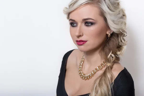 Vackra sexiga vuxen kvinna med smink och frisyr med långt blont hår på en vit bakgrund — Stockfoto
