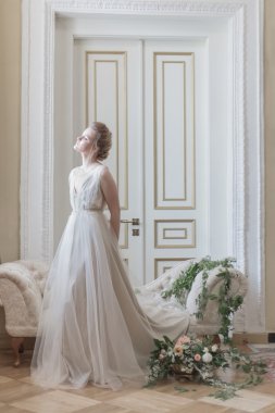 bej renk, güzel bir havadar elbiseli güzel genç kız gelin boho tarzında evlilik