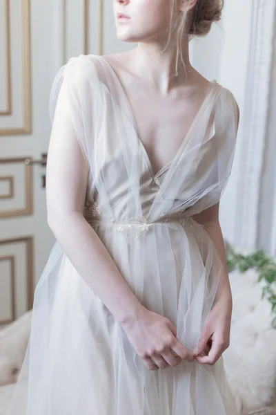 Hermosa novia joven en un hermoso vestido aireado en colores beige, boda en el estilo del boho — Foto de Stock