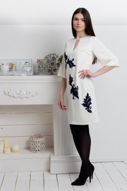 hafif bir makyaj stüdyo ile uzun saçlı güzel zarif kadın zarif beyaz iş elbise gösterir