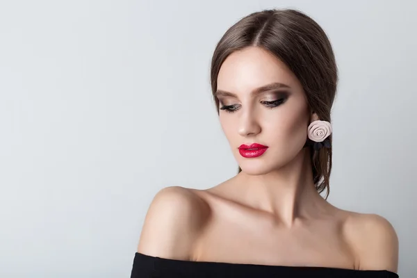 Hermosa chica dulce con el pelo largo con adornos hechos a mano collares sheii y pendientes de flores en el estudio sobre un fondo blanco — Foto de Stock