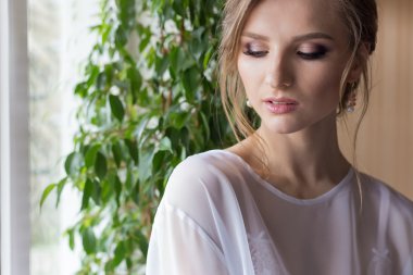 hassas makyaj ve akşam saç ile Beyaz giysili bir güzel seksi sevimli kızı gelin portresi