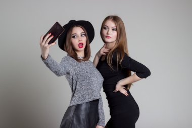 güzel komik yaramaz kız arkadaşı telefonda eğleniyor kendilerini rahatlatmak stüdyoda çevresinde barışçı