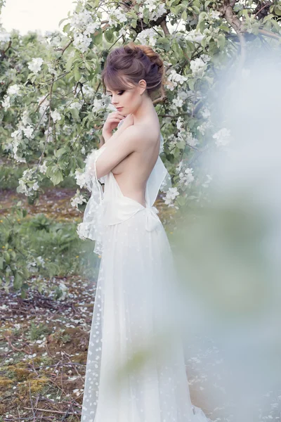 Güzel tatlı nazik mutlu kızı bej bir boudoir holding, fotoğraf işleme modern güzel sanatlar tarzında bir sepet içinde çiçek elbise — Stok fotoğraf