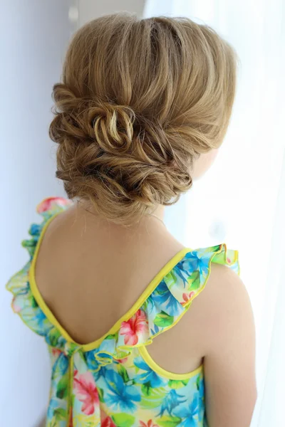 Retrato de una hermosa niña con pelo la noche en vestido de verano brillante con maquillaje — Foto de Stock