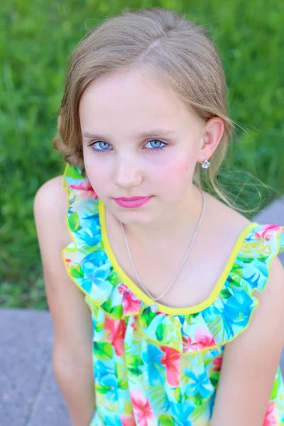 머리를 가진 아름 다운 어린 소녀의 초상화 밝은 여름 저녁 드레스 메이크업 — 스톡 사진