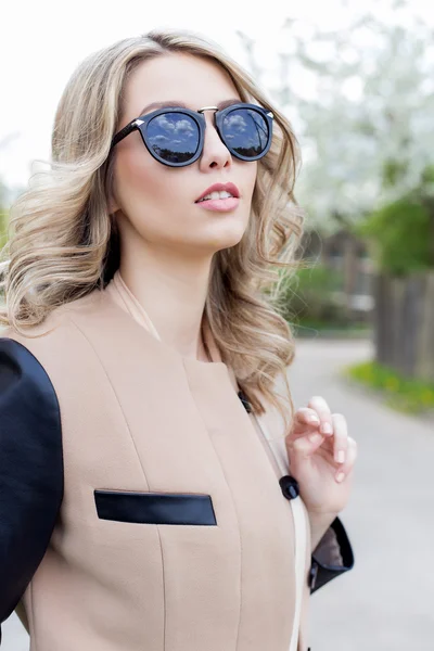 아름 다운 귀여운 섹시 한 재미 여자 선글라스에 코트에 아름 다운 미소의 도시의 거리에 산책 — 스톡 사진