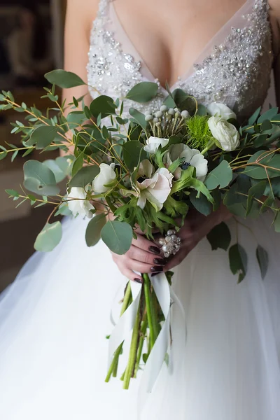 Nice big wedding bouquet at bride's hands — Stock Photo, Image