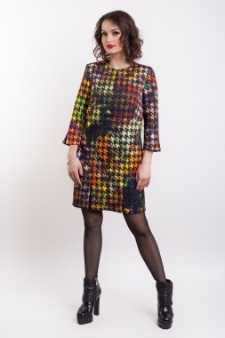 beyaz zemin üzerinde bir katalog çekimi için elbiseli güzel şık seksi kız