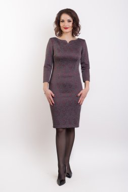 beyaz zemin üzerinde bir katalog çekimi için elbiseli güzel şık seksi kız