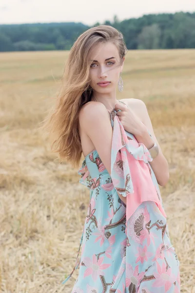Bela menina sexy ruiva no verão brilhante vestido de verão com grandes lábios rechonchudo jogando campo — Fotografia de Stock