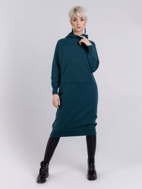 Stüdyodaki beyaz arka plandaki kız için örgü örüyorlar.