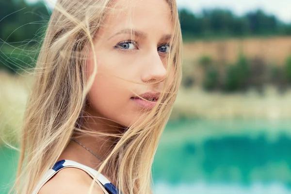 Portrait de belles filles sexy aux lèvres pleines et aux cheveux blonds se tient près du lac — Photo