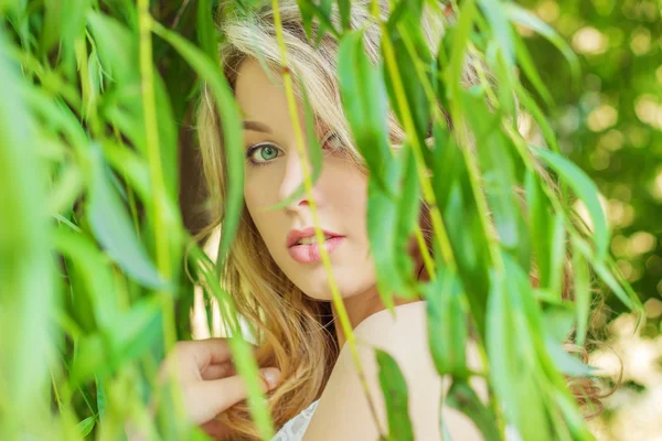 Portrait d'une belle fille sexy avec de grandes lèvres dodues avec des cheveux blancs et un doigt blanc plein long — Photo